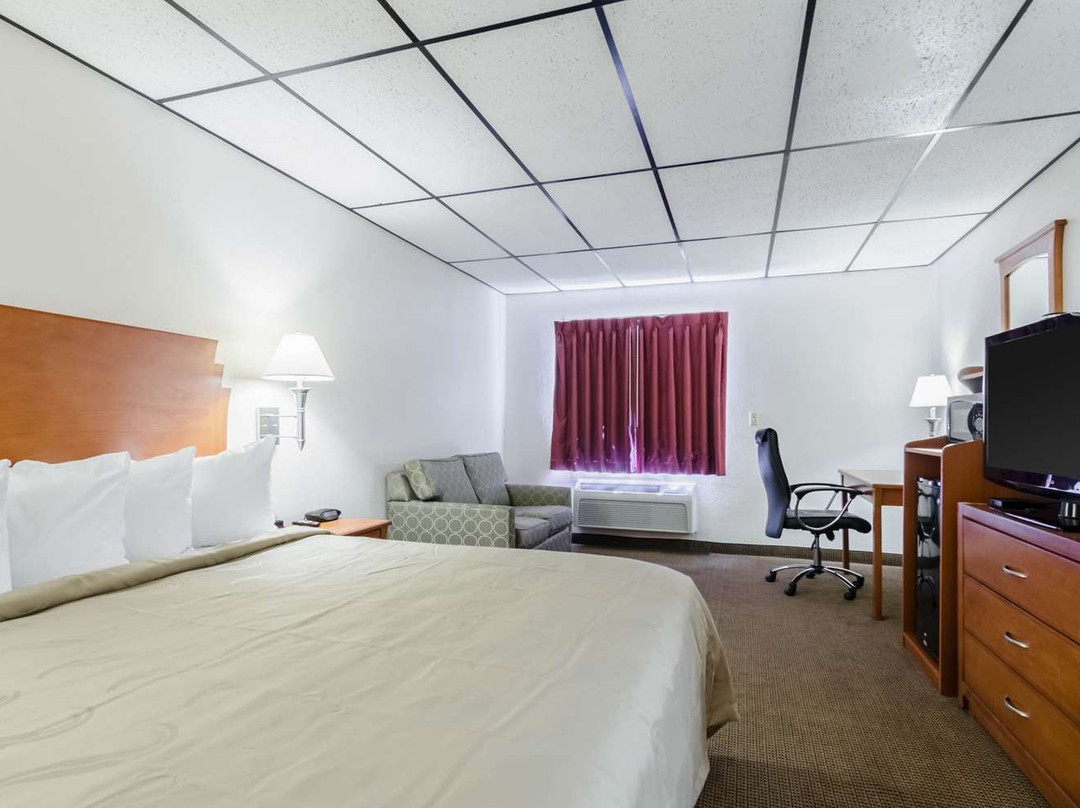 Sunflower Inn & Suites主图