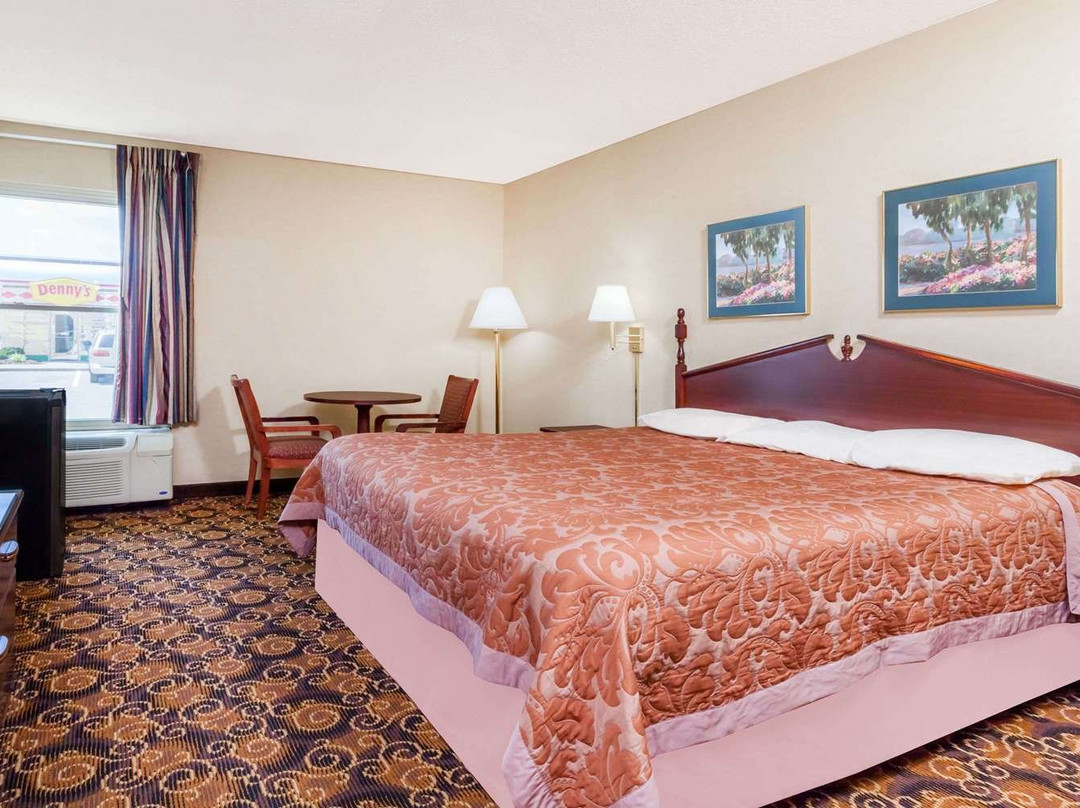 Super 8 by Wyndham Evansville North主图