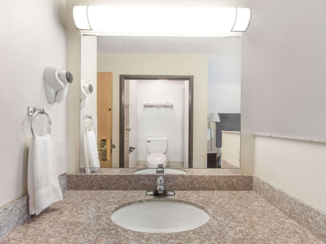 克利夫兰速8酒店主图