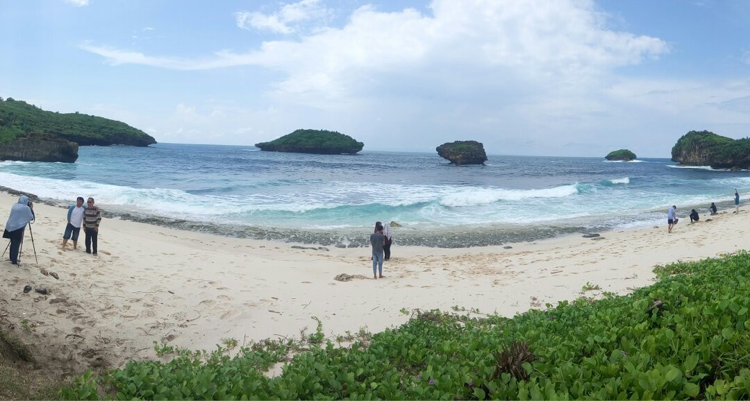 Pantai Srau景点图片