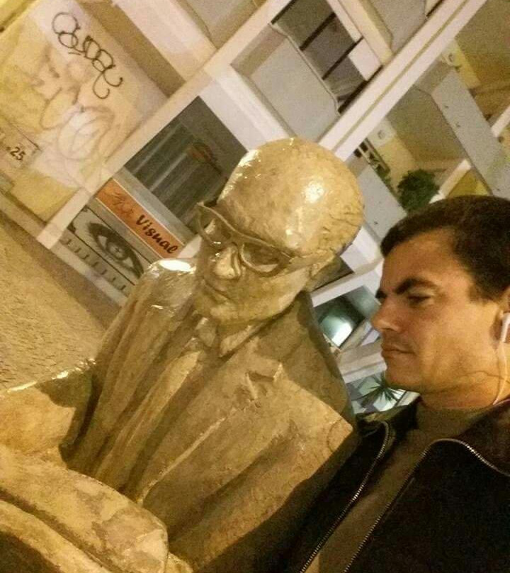 Estatua Dr. Horacio Louro-卡帕丽卡海岸必去景点