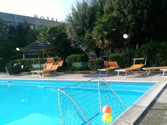 加尼娜酒店主图