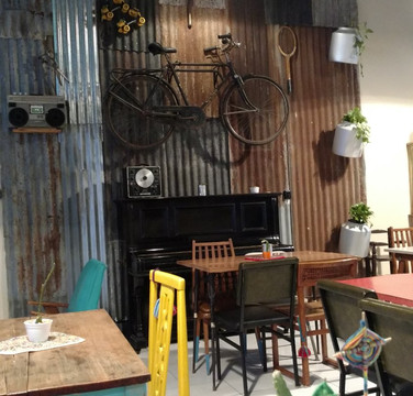 Castelar餐馆和美食-Bombay Streaming Bar