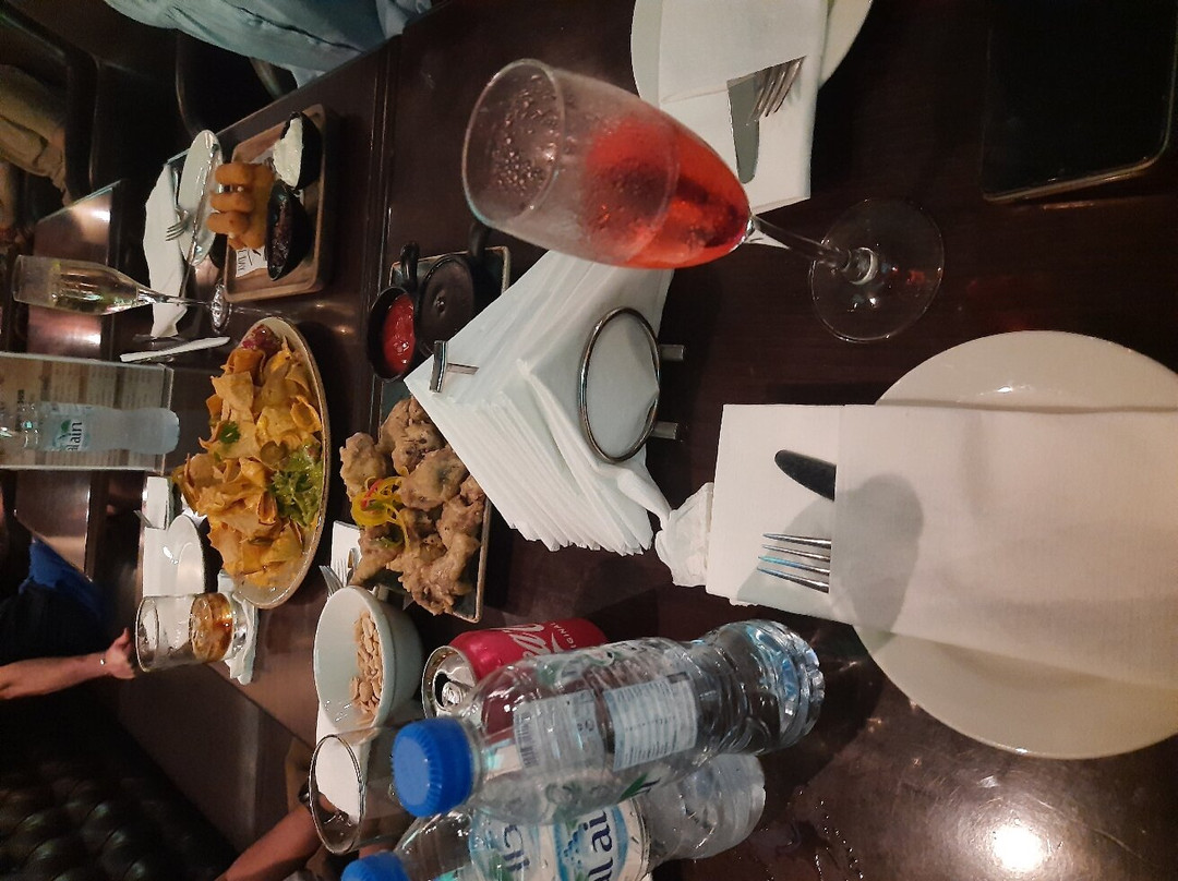 Al Jazirat Al Hamra餐馆和美食-The Frisky Fox