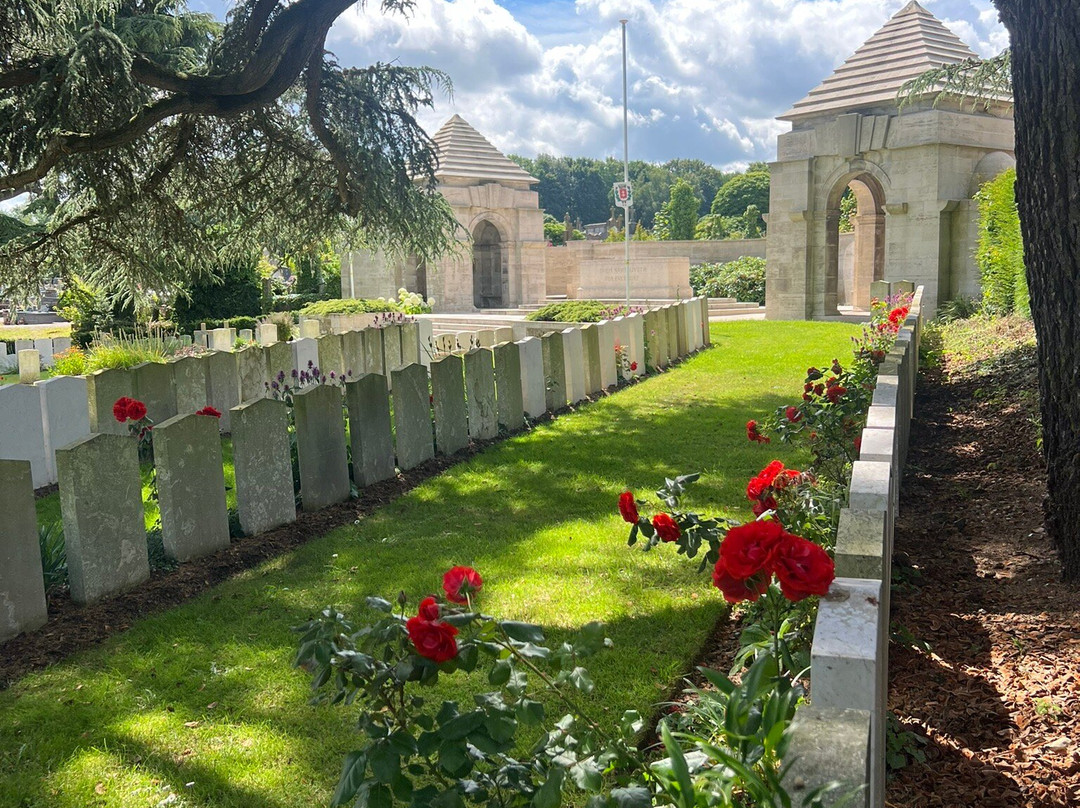 Longuenesse Saint Omer Souvenir Cemetery景点图片