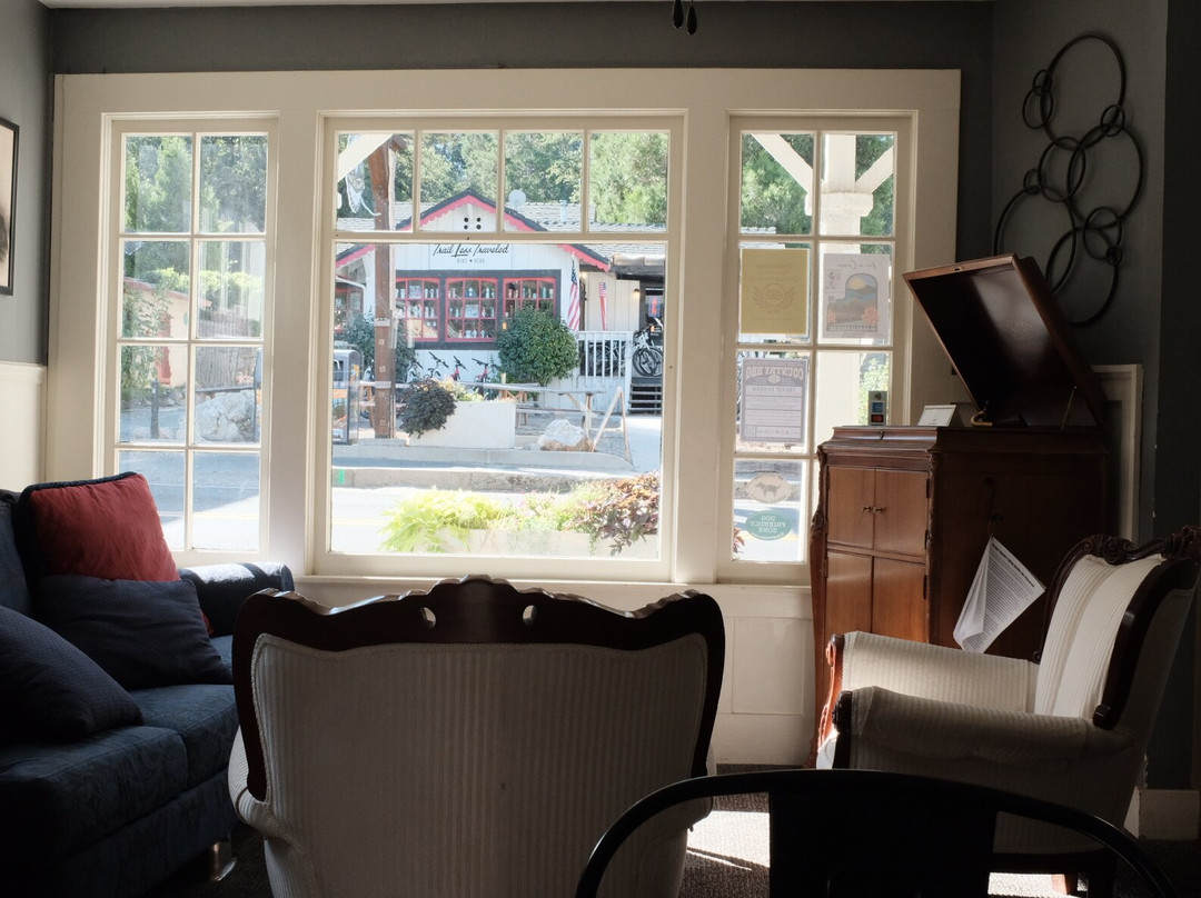 夏洛特酒店主图