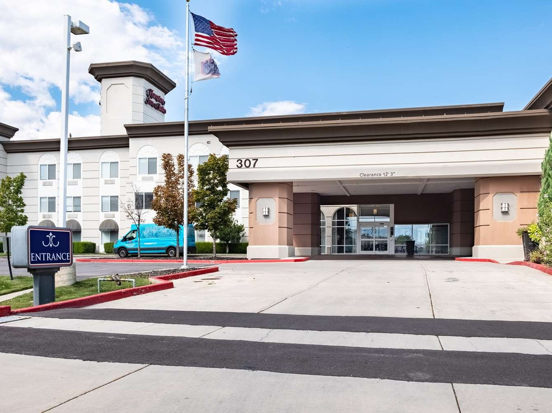 盐湖城机场汉普顿套房酒店