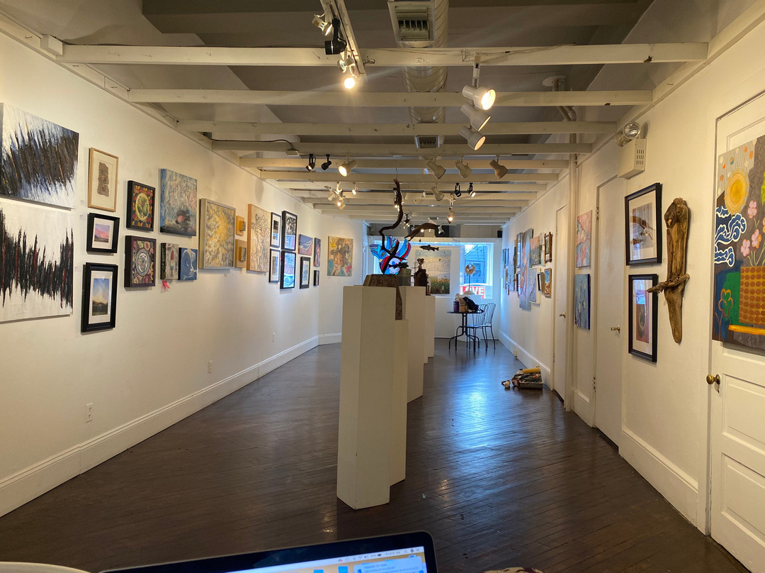 Studio B Art Gallery景点图片