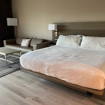 Ac Hotel Durham主图