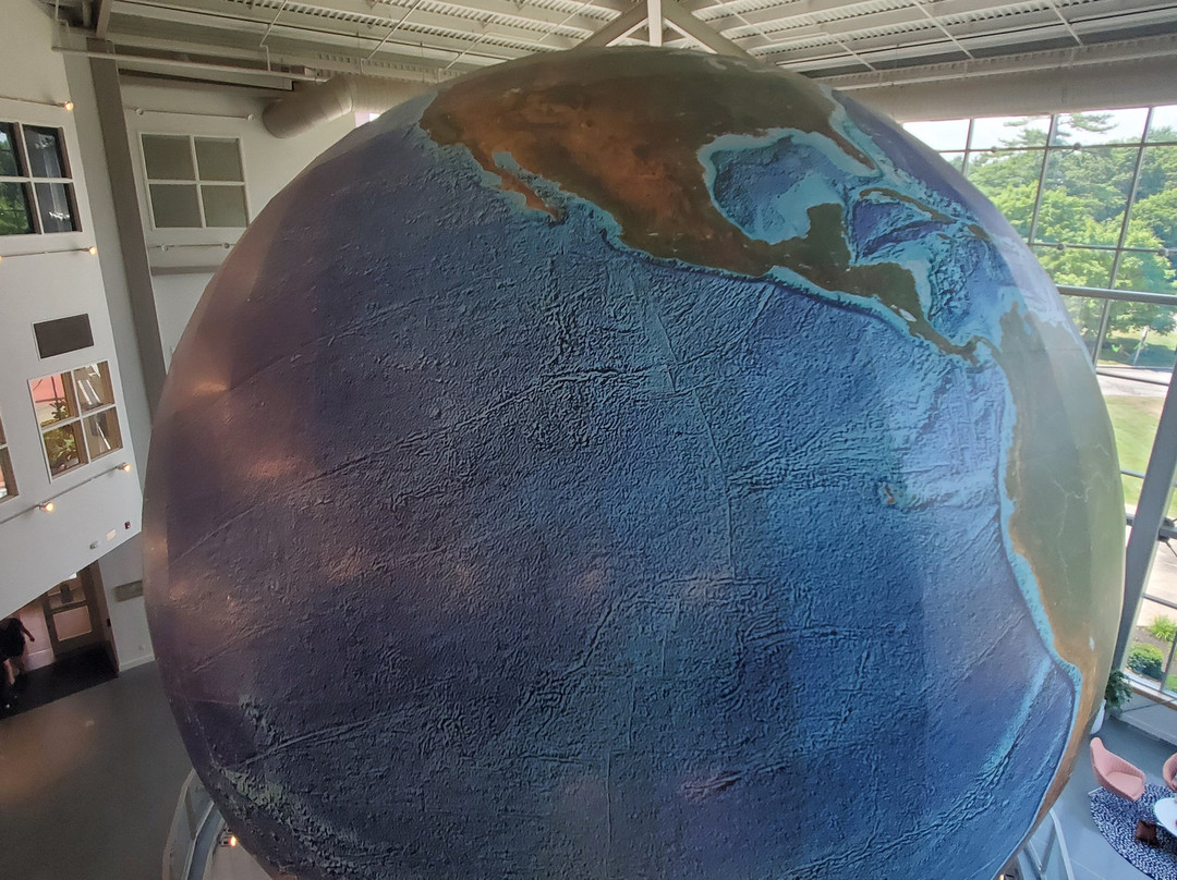 Eartha, the World's Largest Revolving and Rotating Globe-Yarmouth必去景点