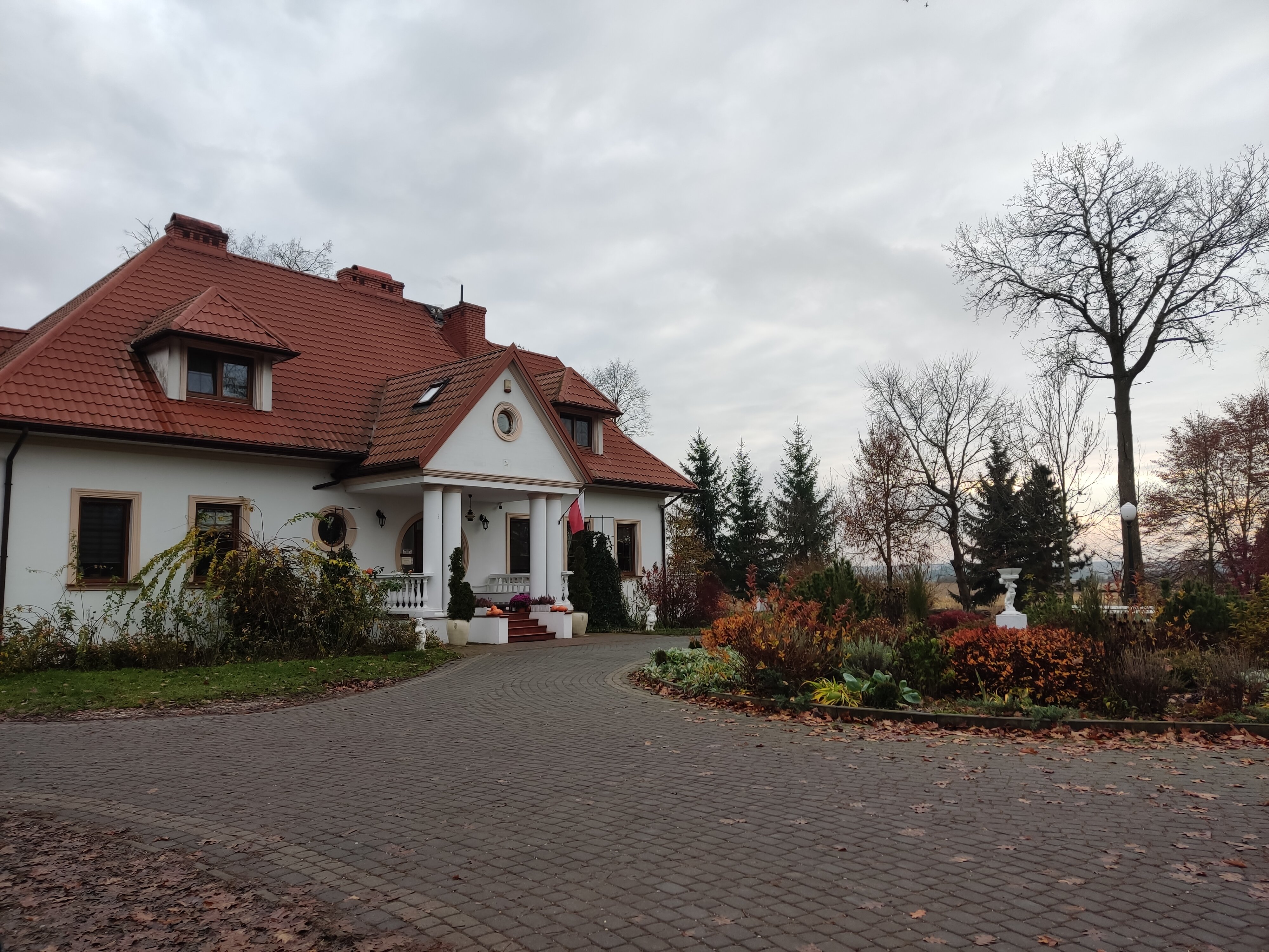 Dwor Osmolice, Białki Dolne-官方