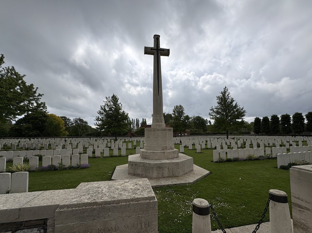 Menin Road South Military Cemetery-伊普尔必去景点