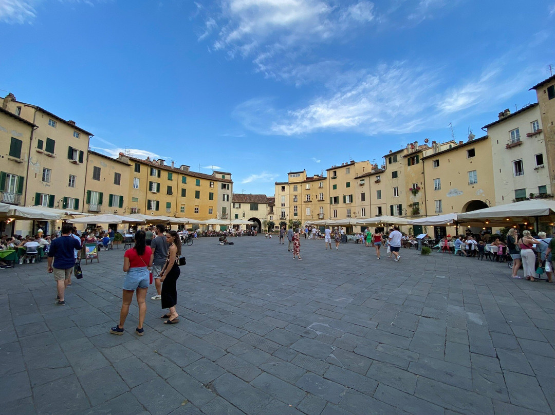 Piazza Anfiteatro-卢卡必去景点
