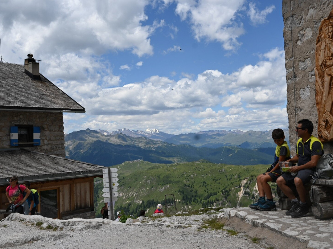 Rifugio Tuckett e Sella-马多纳迪坎皮格里奥必去景点