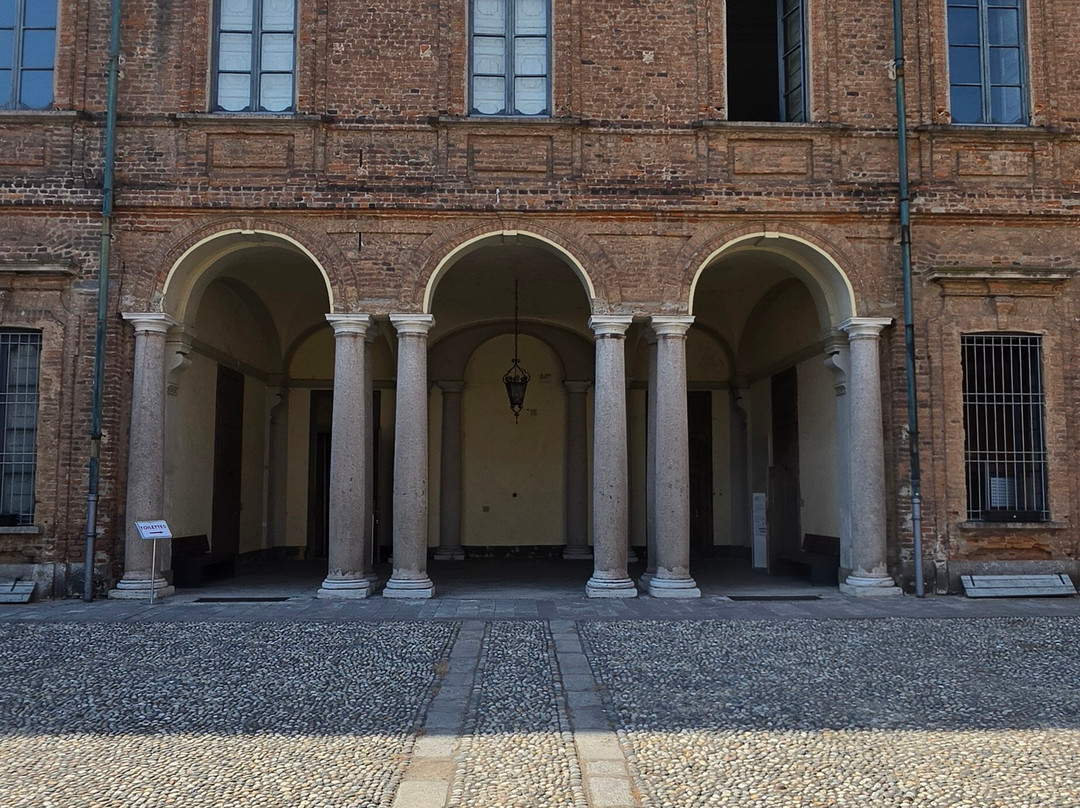 Palazzi del 500 e del 700 di Villa Litta-拉伊纳泰必去景点