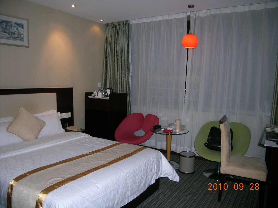 香榭丽宫酒店主图