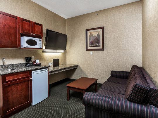 Redwood Inn & Suites主图