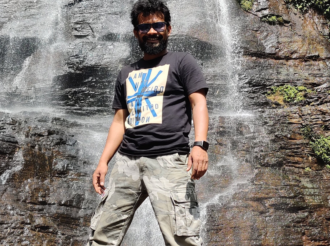 Jhari Waterfalls景点图片