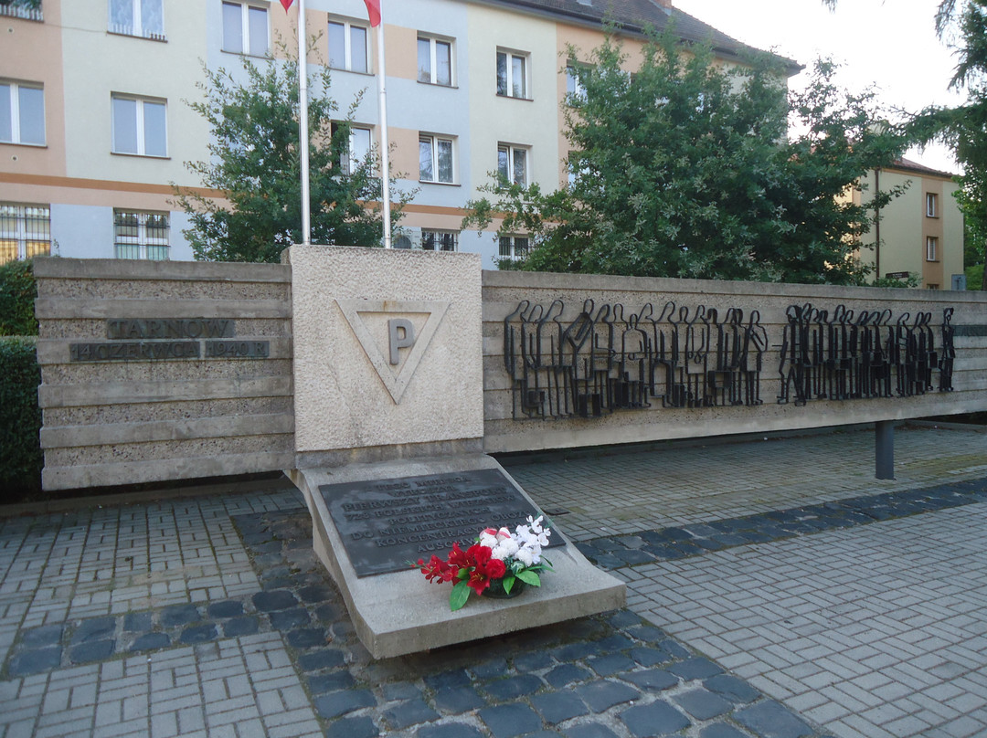 Pomnik I Transportu Wiezniow do KL Auschwitz-Tarnow必去景点