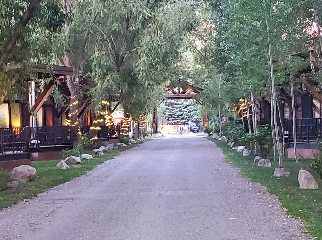 凡尔赛德度假酒店主图