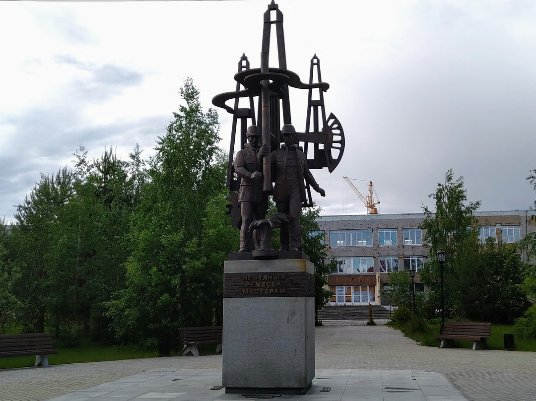 Monument to the Masters of Oil Crafts景点图片