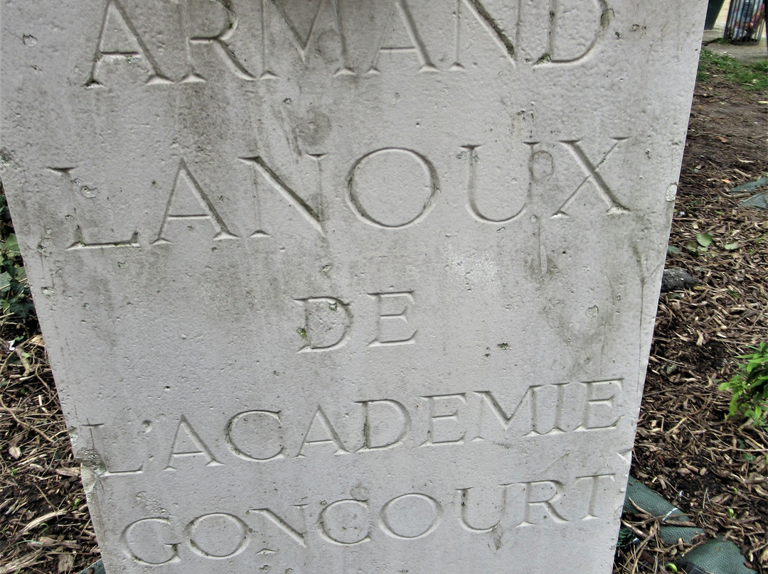 Square Armand Lanoux景点图片