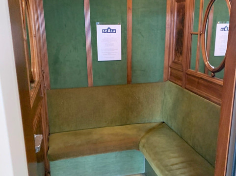 岳罗普酒店主图