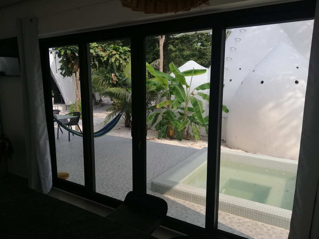 月光度假酒店主图