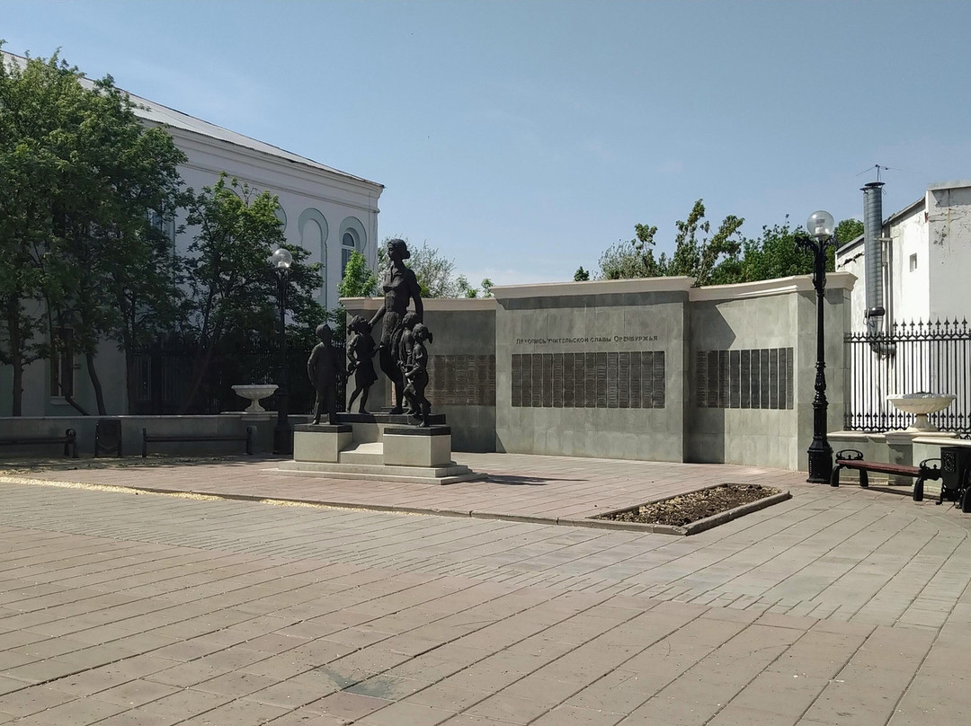 Monument The First Teacher景点图片