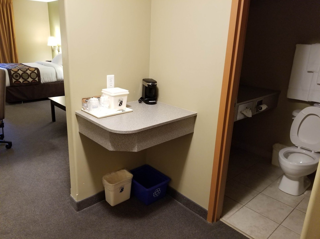 米德兰速8酒店主图