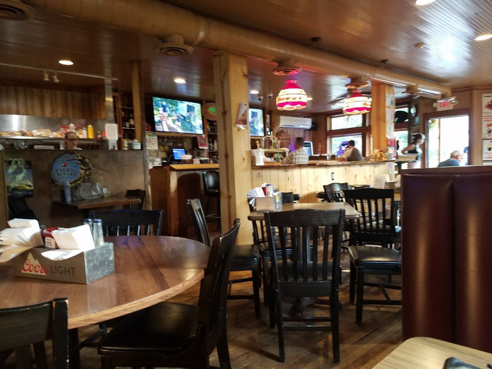 Marine on Saint Croix餐馆和美食-Meisters Bar & Grill