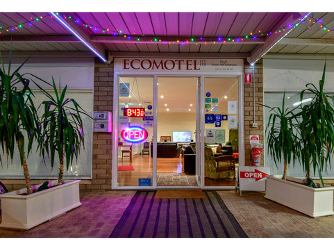 十字路口经济汽车旅馆主图