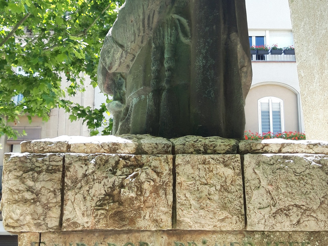 Monument a Pere Vives Vich-伊瓜拉达必去景点