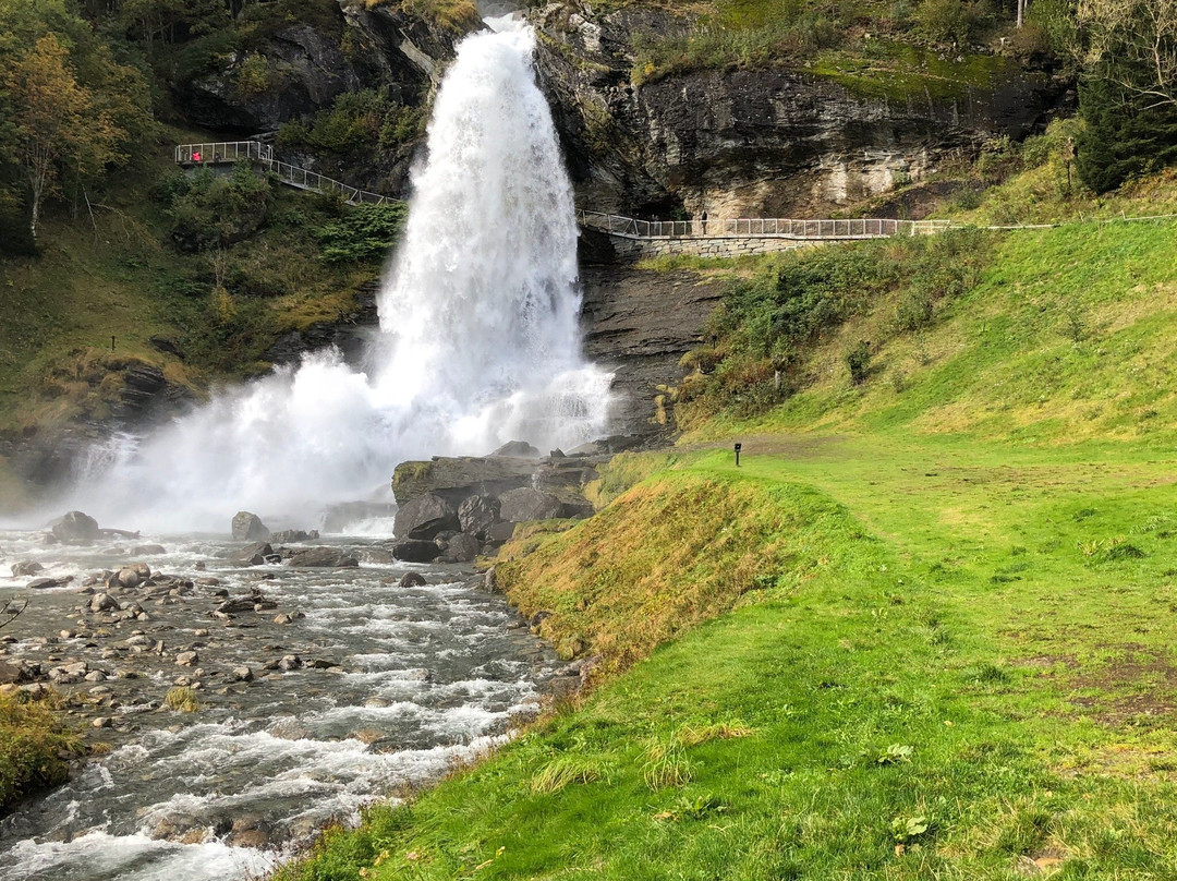 Steinsdalsfossen Waterfall景点图片
