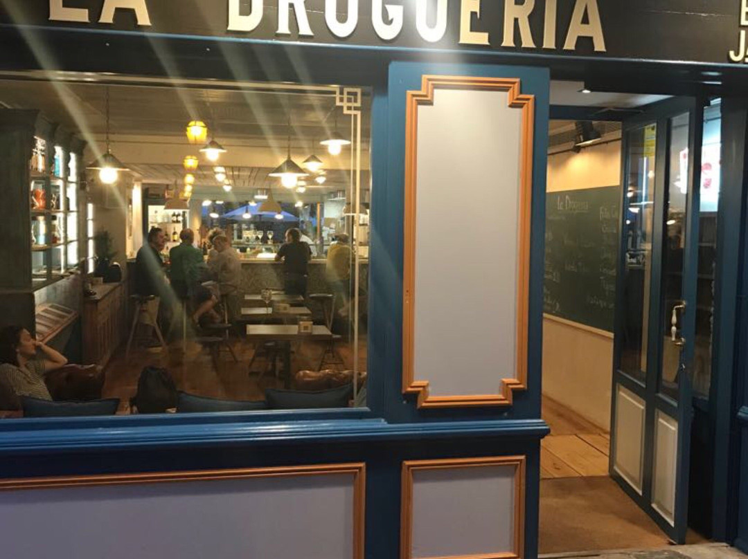 Puente la Reina餐馆和美食-La Droguería Bar Restaurante