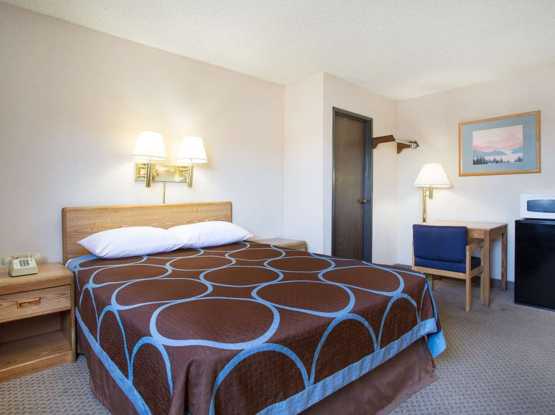 法伦温德姆速8酒店主图