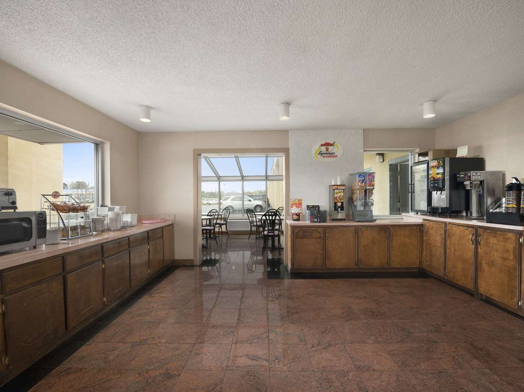 Super 8 by Wyndham Meridian主图