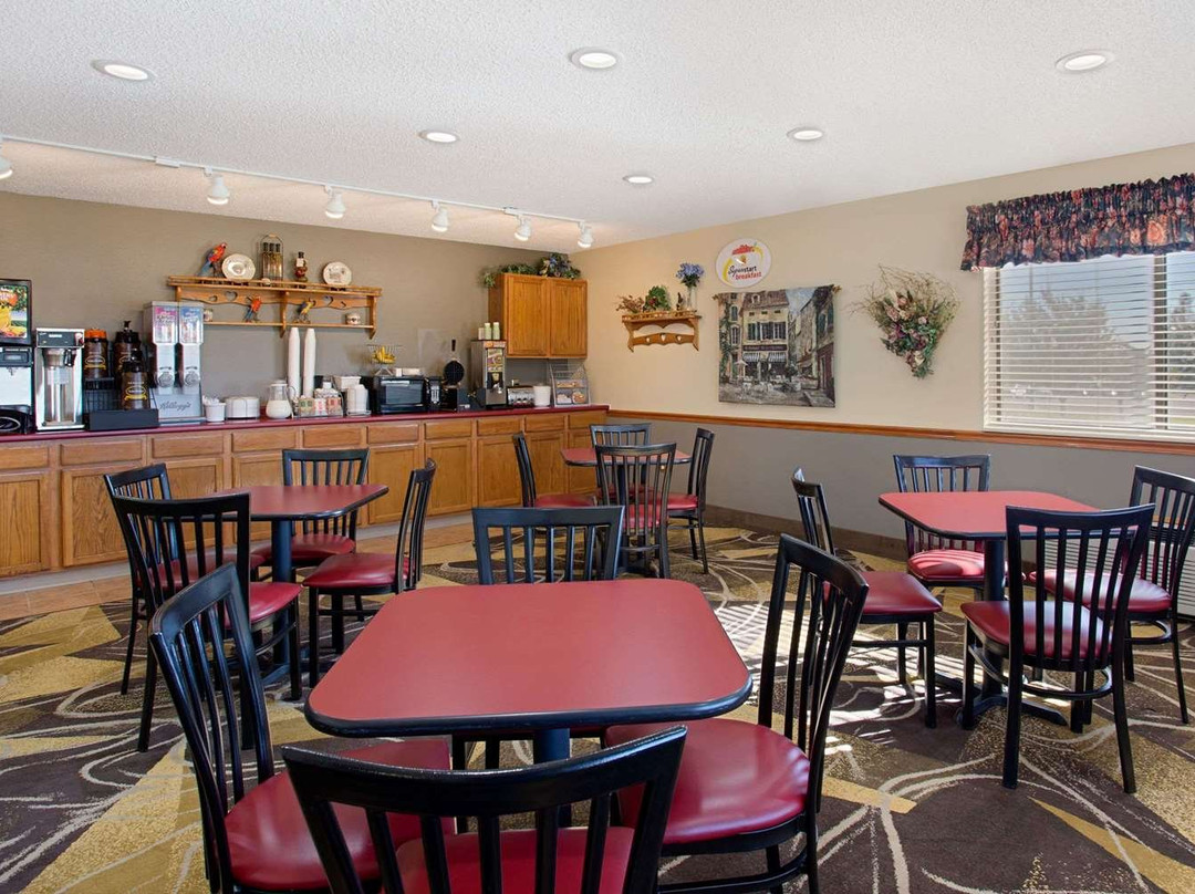 查尔斯城速8酒店主图