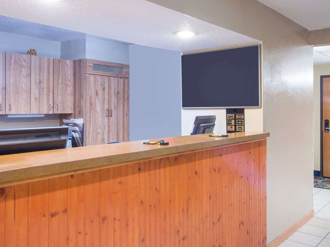 马塞纳NY速8酒店主图