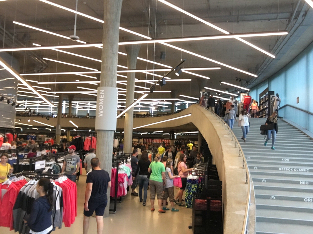adidas Store-赫佐格奥拉赫必去景点
