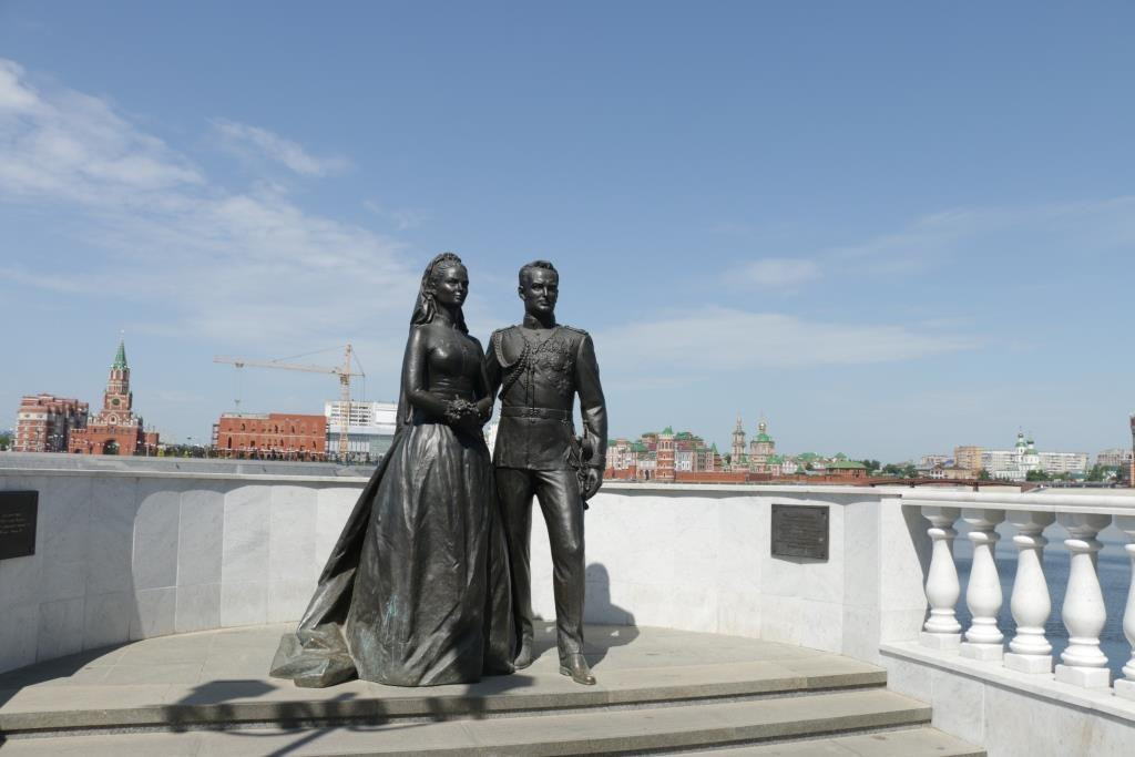 Monument to Honeymooners Grace Kelly and Rainier III-Yoshkar-Ola必去景点