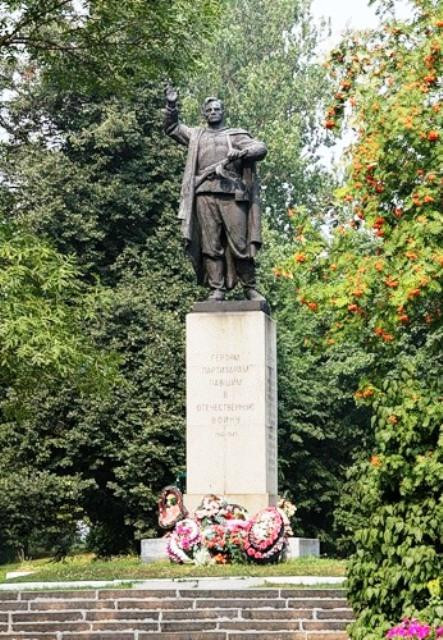 Monument to Heroes-Partisans and Undergrounders景点图片