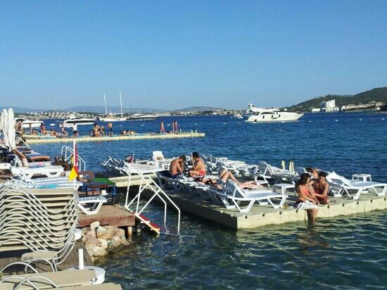 Paparazzi Beach Club-切什梅必去景点