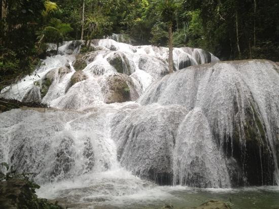 Saluopa Waterfall景点图片