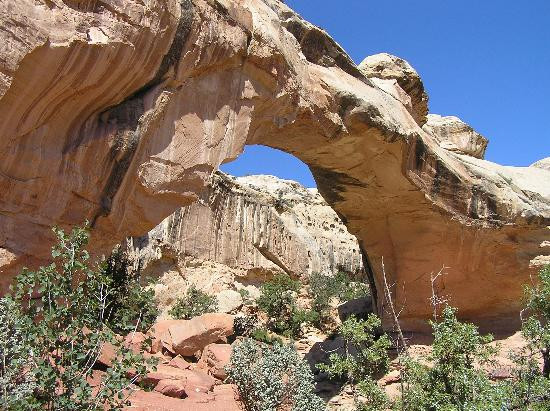 The Hickman Bridge Trail-圆顶礁国家公园必去景点