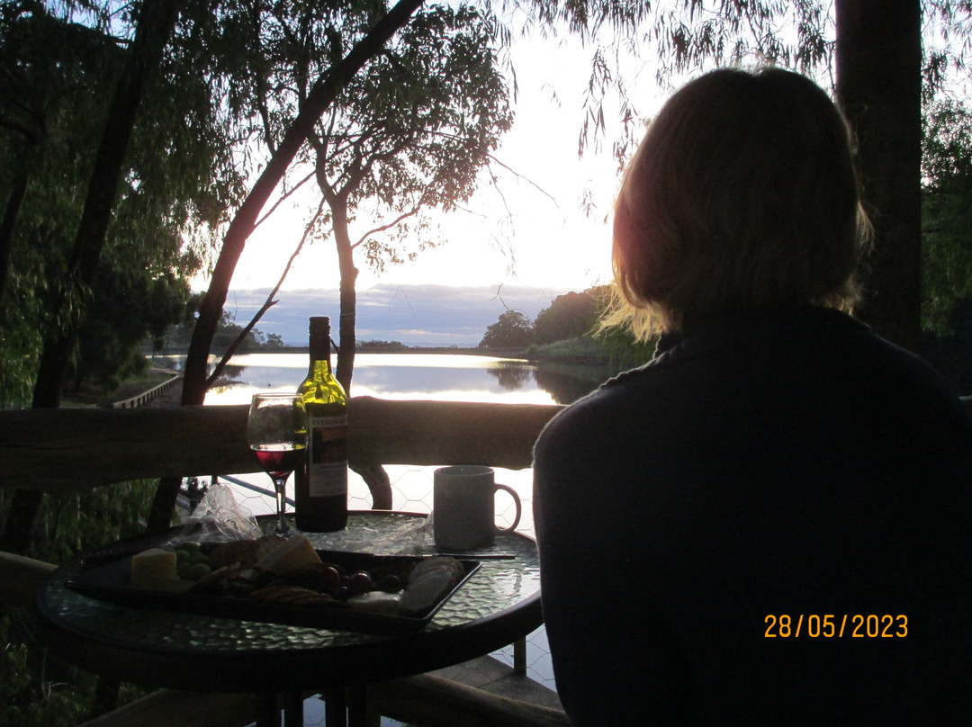 Evedon Lakeside Retreat主图