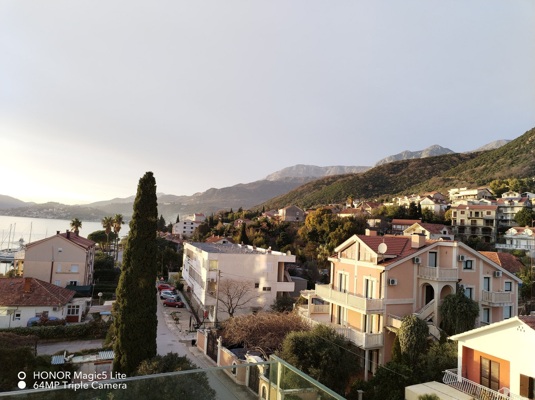 Carine Hotel Kumbor主图