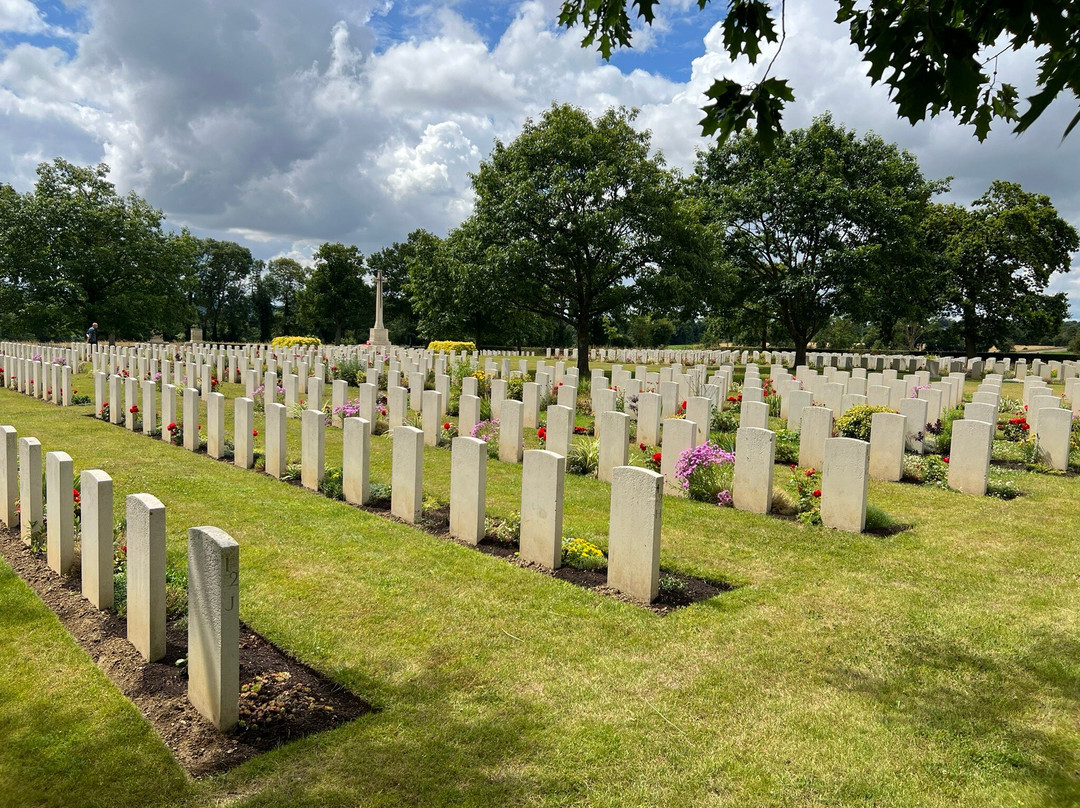 Hottot-Les-Bagues War Cemetery景点图片