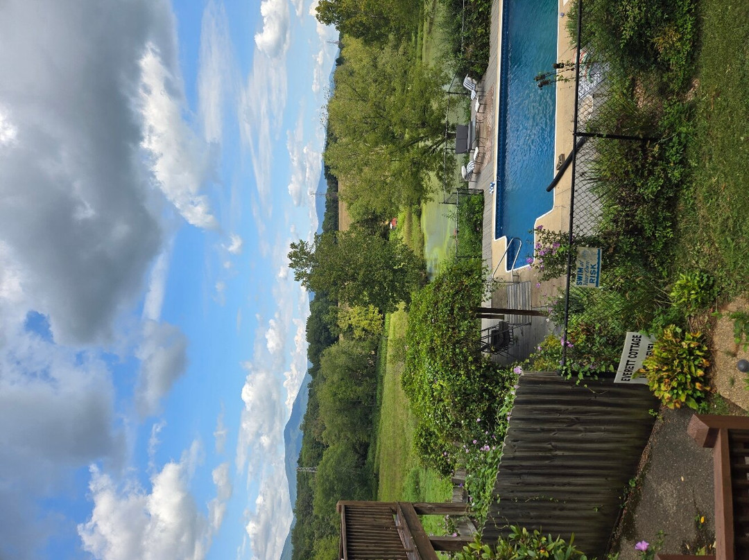 Vanquility Acres Inn & Peaksview Cottages主图