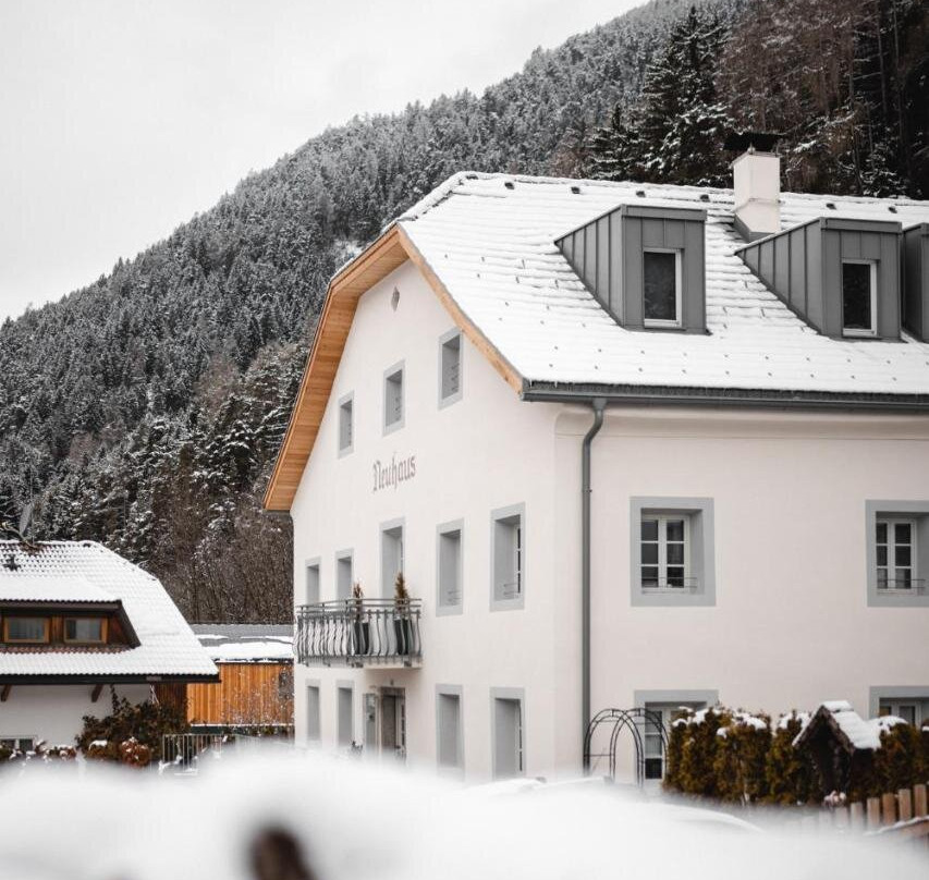 Apartments & Historic Chalet Neuhaus